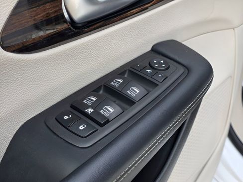 Used 2023 Chrysler Pacifica Limited image 16