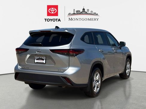 Used 2024 Toyota Highlander LE AWD/4WD image 3