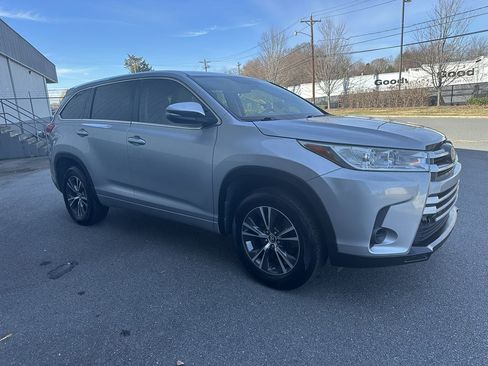 Used 2017 Toyota Highlander LE image 7