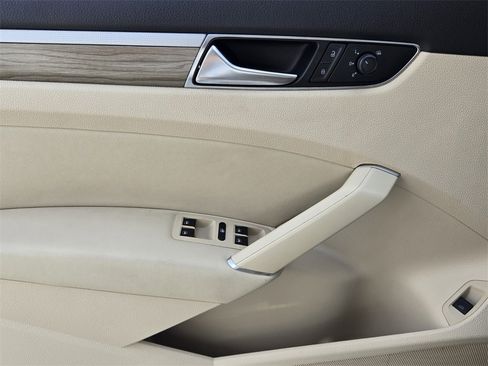 Used 2018 Volkswagen Passat 2.0T SE image 32