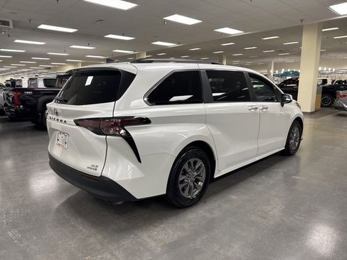 Used 2024 Toyota Sienna XLE image 7