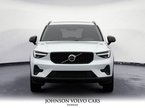 New 2026 Volvo XC40 B5 Core w/ Climate Package image 2