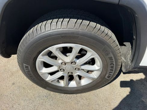 Used 2021 Jeep Grand Cherokee Laredo RWD image 34