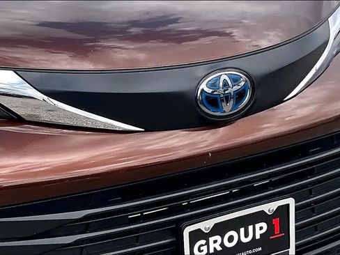 Used 2024 Toyota Sienna LE image 29