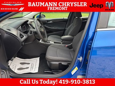 Used 2017 Chevrolet Cruze LT FWD image 9