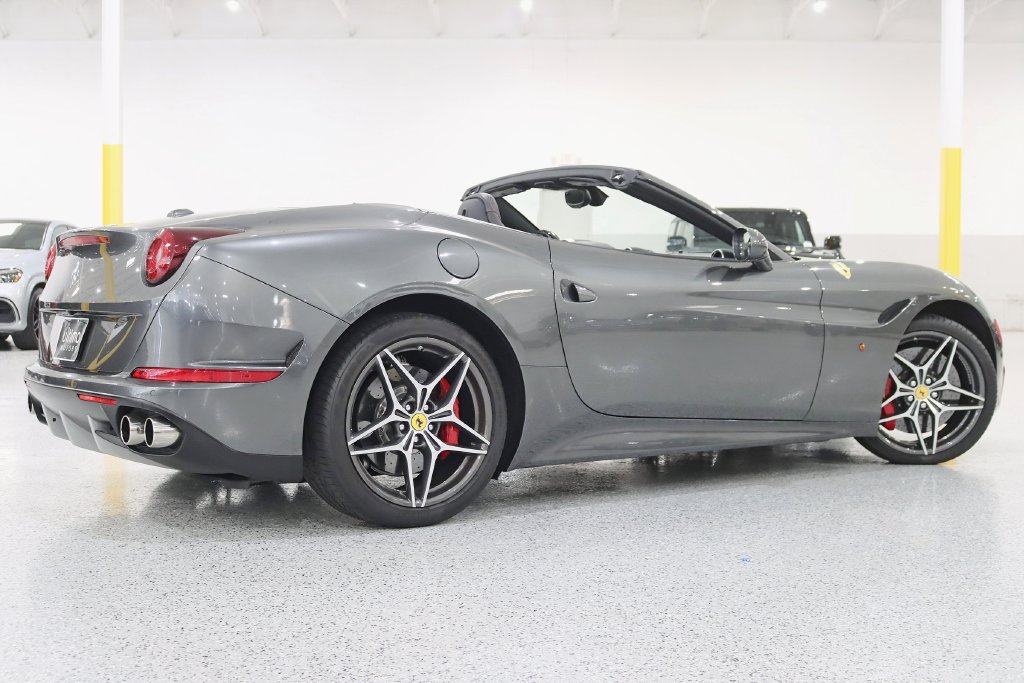 Used 2016 Ferrari California T RWD image 11