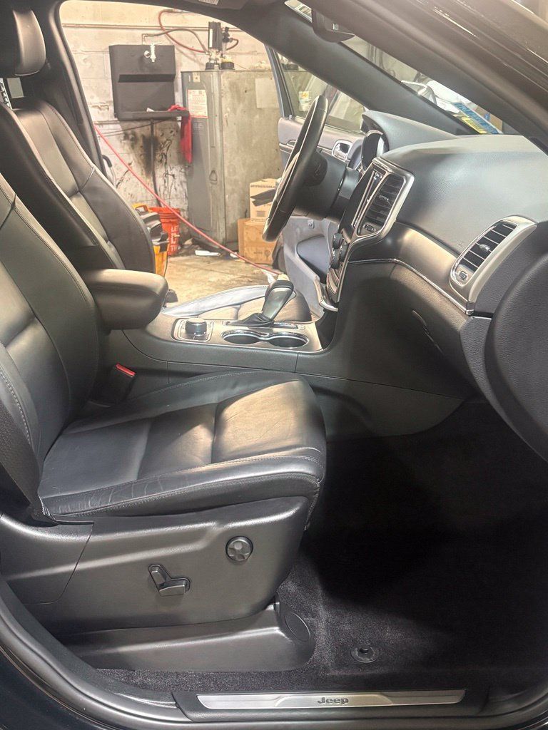 Used 2018 Jeep Grand Cherokee Limited AWD/4WD image 18