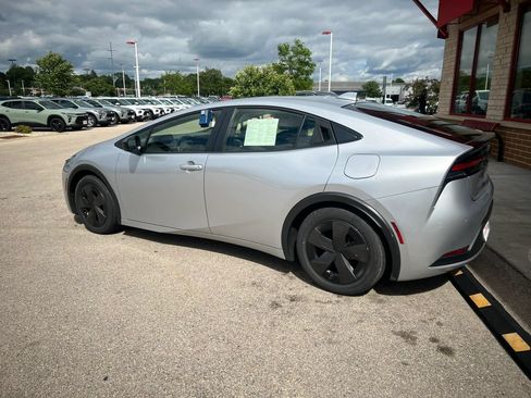 Used 2025 Toyota Prius LE FWD image 5