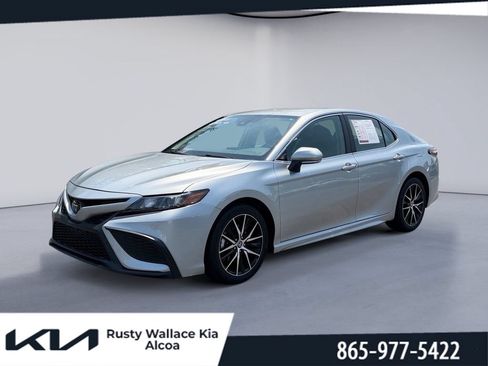 Used 2022 Toyota Camry SE FWD image 1