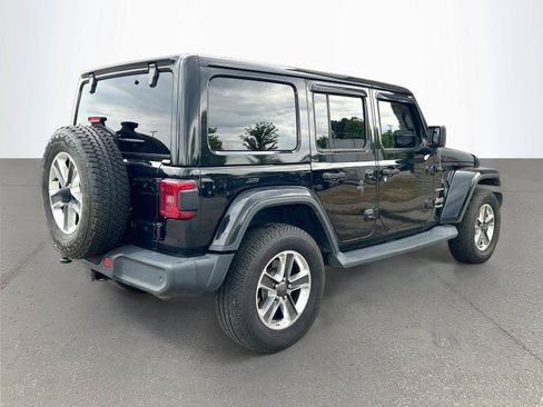 Used 2018 Jeep Wrangler Unlimited Sahara AWD/4WD image 4