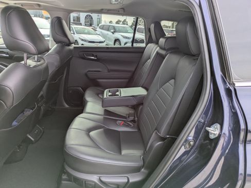 Used 2020 Toyota Highlander XLE image 14