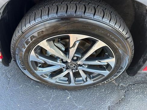 Used 2023 Toyota Corolla Cross XLE image 16