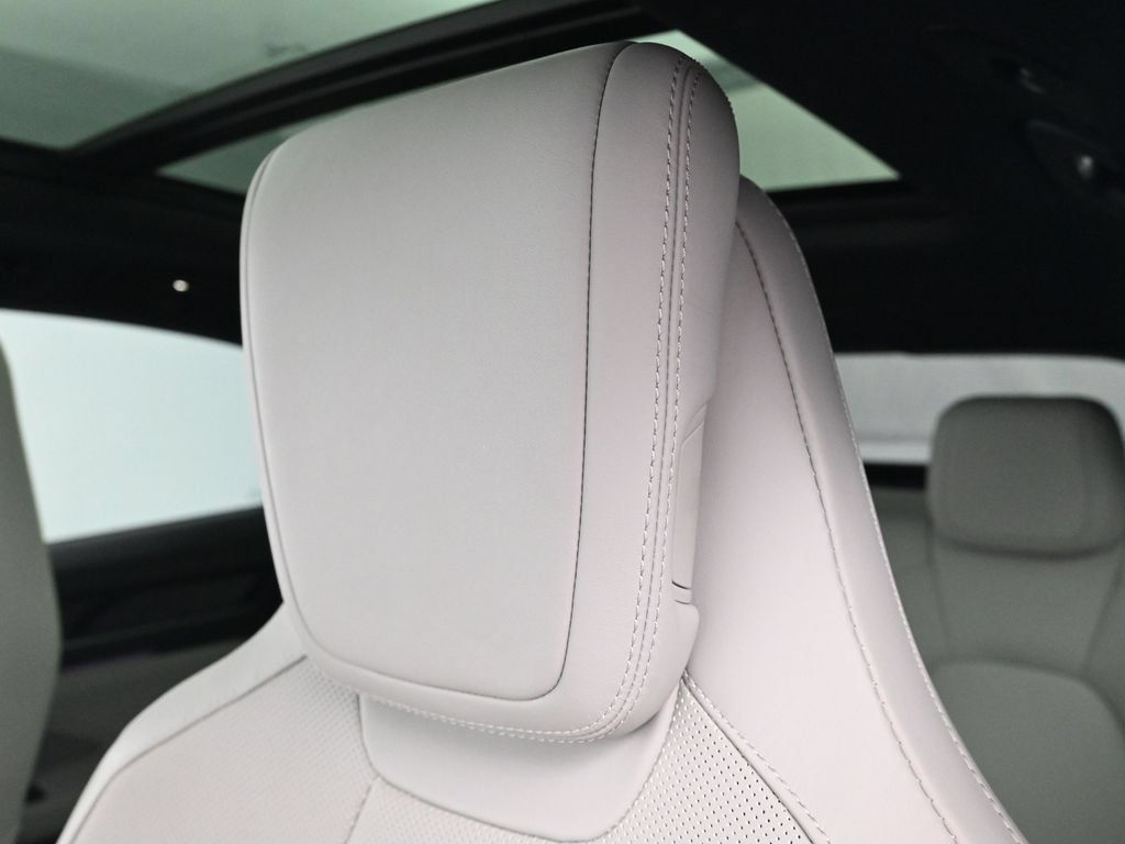 Certified 2025 Porsche Macan 4S Electric AWD/4WD image 19