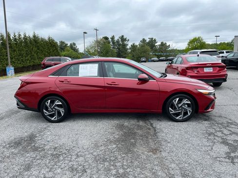 Used 2025 Hyundai Elantra Limited FWD image 2