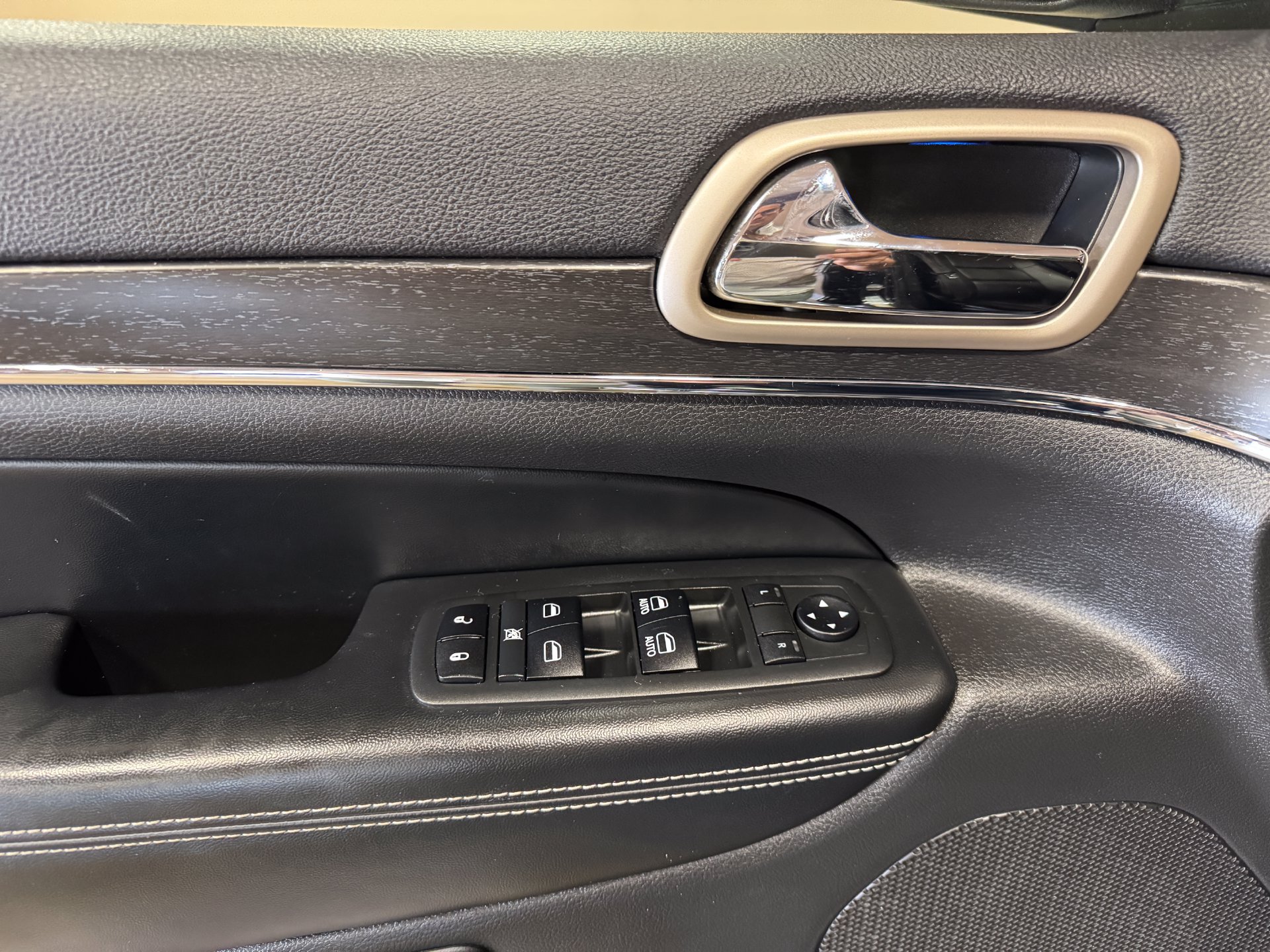 Used 2017 Jeep Grand Cherokee Limited AWD/4WD image 38