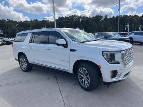 Used 2021 GMC Yukon XL Denali w/ Denali Premium Package image 11