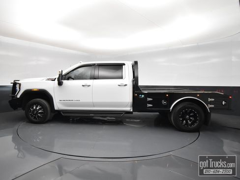 Used 2024 GMC Sierra 3500 SLT w/ SLT Convenience Package image 3