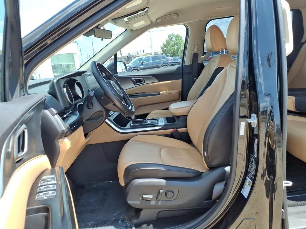 Used 2023 Kia Carnival LX FWD image 18