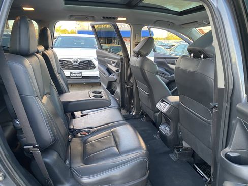 Used 2021 Subaru Ascent Limited w/ Technology Package image 17