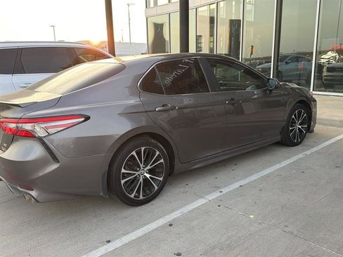 Used 2018 Toyota Camry SE w/ Moonroof Package image 2