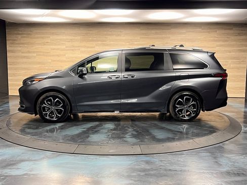 Used 2025 Toyota Sienna Platinum image 17