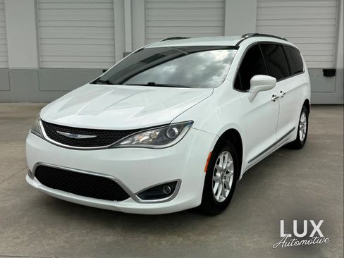 Used 2020 Chrysler Pacifica Touring-L FWD image 1