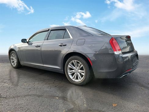 Used 2017 Chrysler 300 Touring w/ Value Package image 3