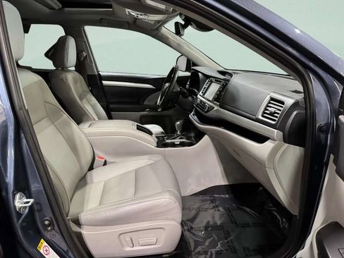 Used 2019 Toyota Highlander XLE AWD/4WD image 31