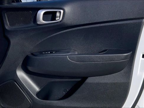 Used 2022 Hyundai Venue SEL image 22