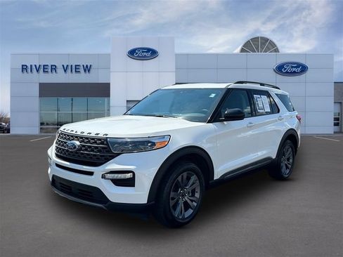 Used 2023 Ford Explorer XLT w/ Equipment Group 202A AWD/4WD image 3