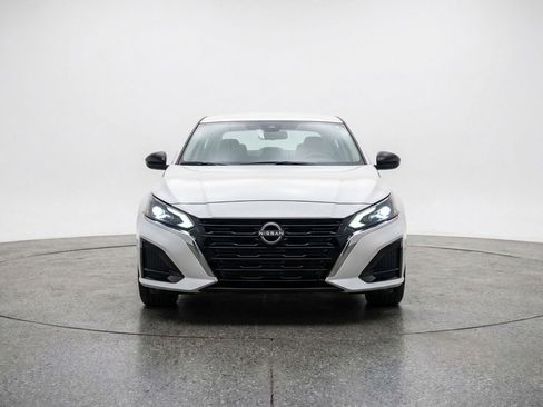 Used 2025 Nissan Altima 2.5 SV FWD image 2