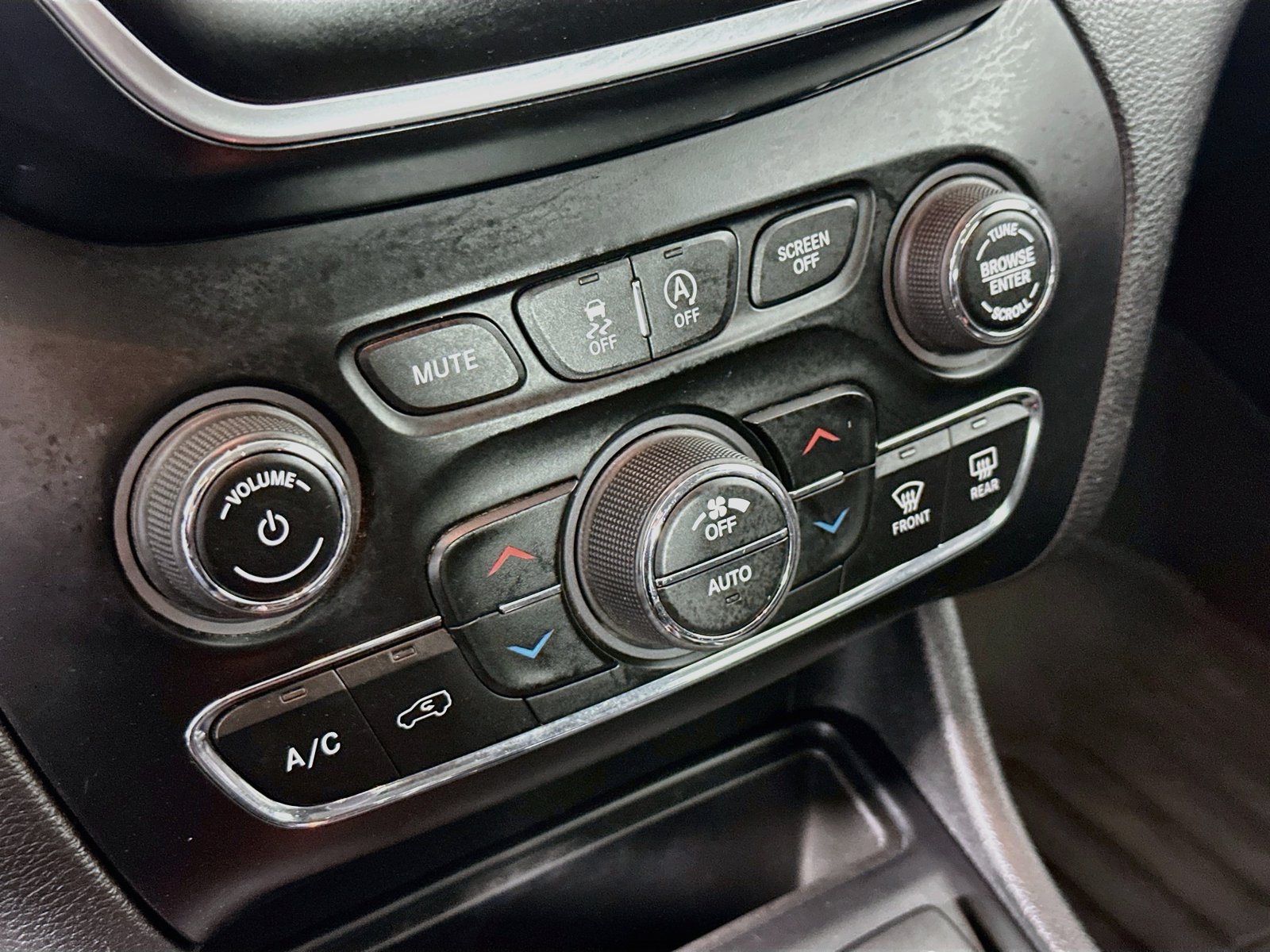 Used 2019 Jeep Cherokee Latitude Plus w/ Comfort/Convenience Group AWD/4WD image 16