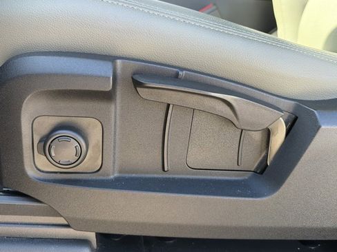 Used 2024 Land Rover Defender 90 S image 12