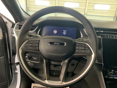 Used 2025 Jeep Grand Cherokee Limited w/ Black Appearance Package AWD/4WD image 9