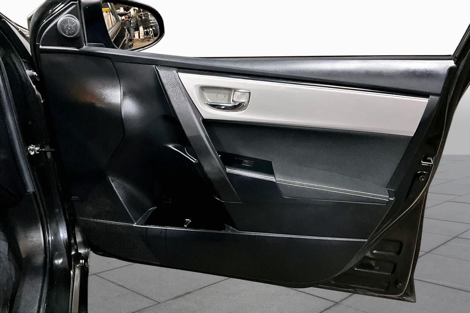 Used 2019 Toyota Corolla LE w/ Carpet Mat Package (TMS) FWD image 21