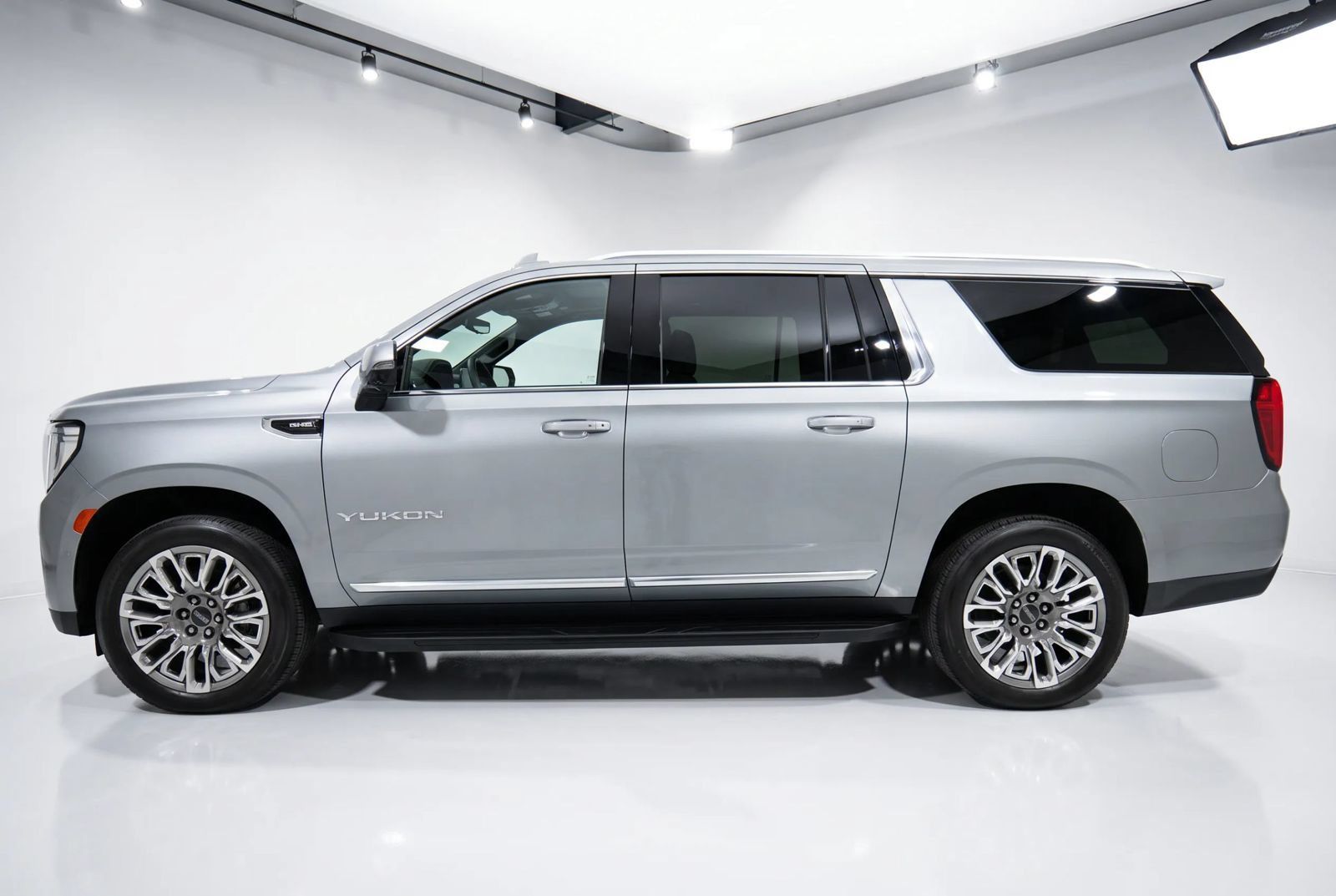 Used 2023 GMC Yukon XL SLT w/ SLT Premium Package AWD/4WD image 4