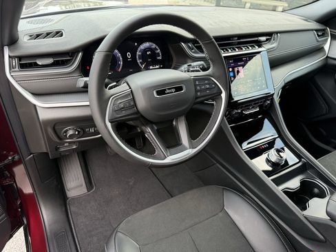 New 2025 Jeep Grand Cherokee Altitude image 11