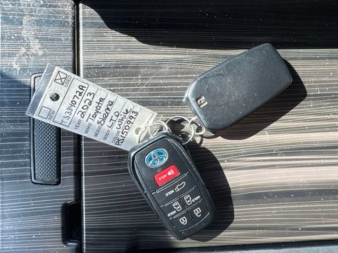 Used 2023 Toyota Sienna Platinum FWD image 16