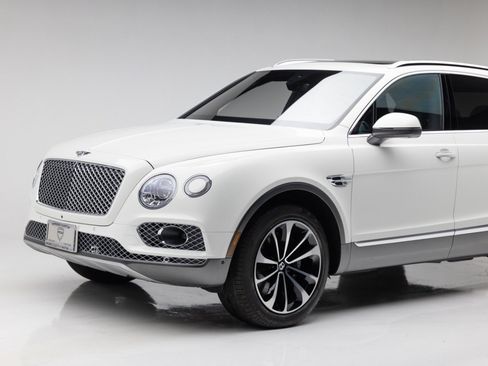 Used 2017 Bentley Bentayga AWD/4WD image 37