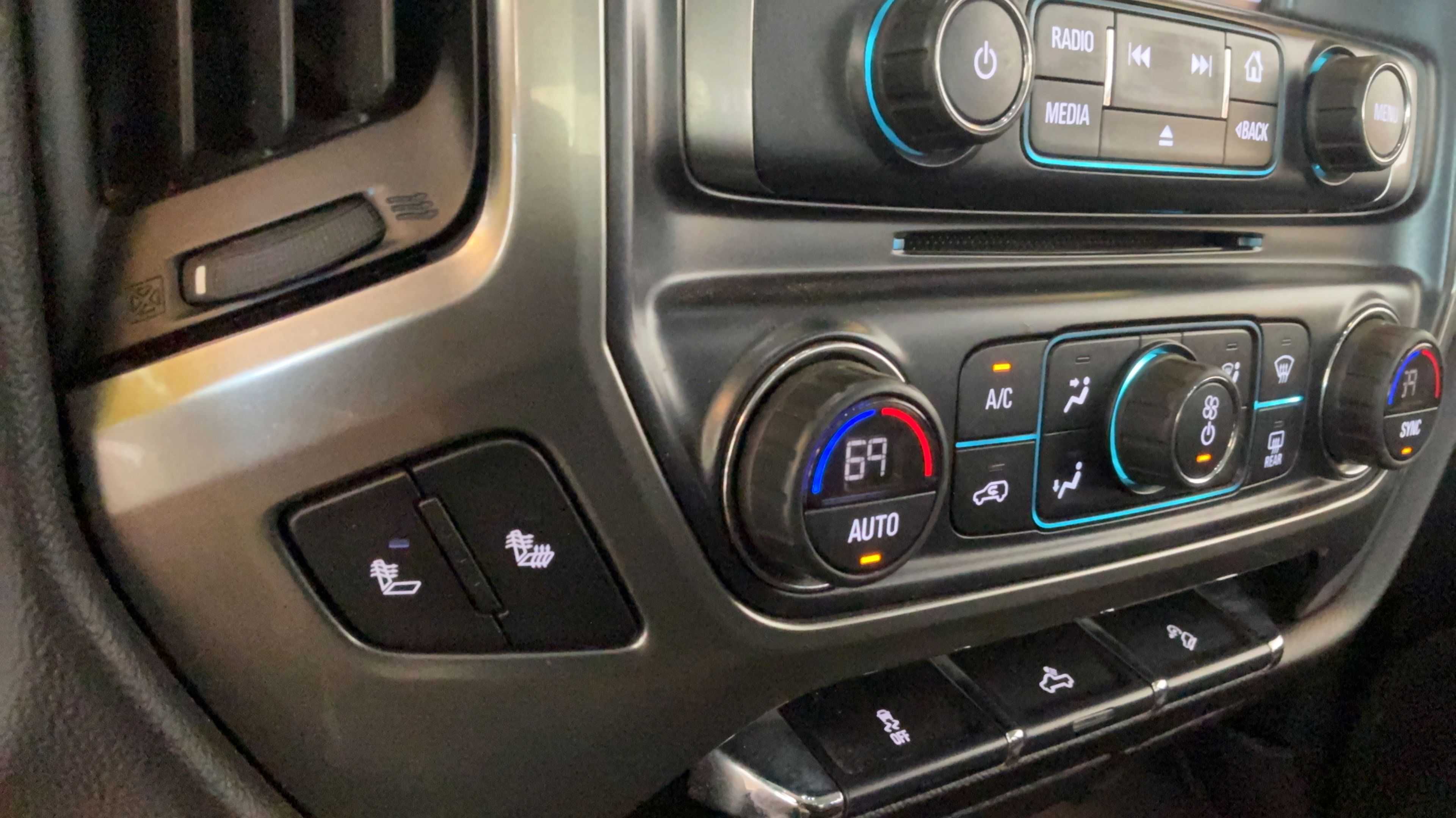 Used 2018 Chevrolet Silverado 1500 LT w/ All Star Edition AWD/4WD image 19