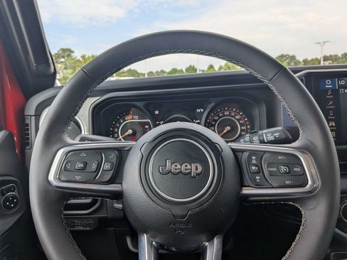 Used 2025 Jeep Wrangler Unlimited Sahara AWD/4WD image 26