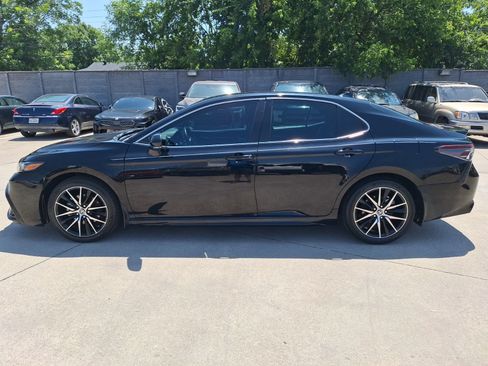 Used 2023 Toyota Camry SE FWD image 3