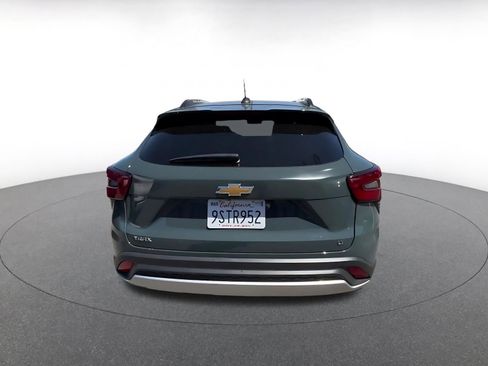 Used 2025 Chevrolet Trax LT FWD image 12