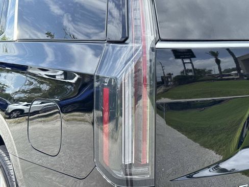 Used 2025 Cadillac Escalade Premium Luxury AWD/4WD image 11