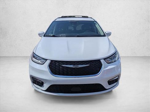 Used 2022 Chrysler Pacifica Touring-L FWD image 3