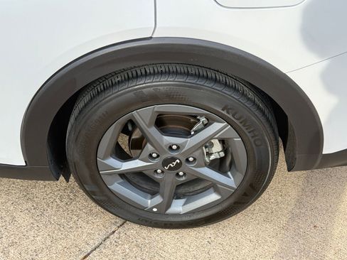 Used 2025 Kia K4 LXS image 31