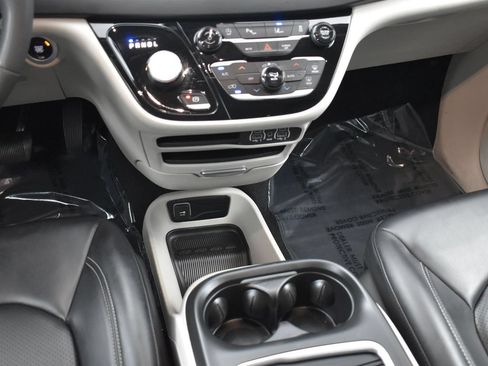 Used 2023 Chrysler Pacifica Touring-L FWD image 19
