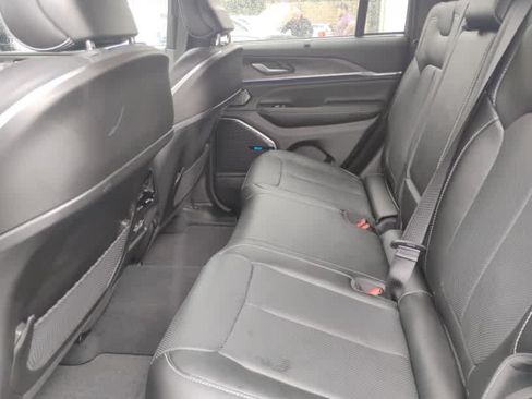 Used 2024 Jeep Grand Cherokee Overland w/ Luxury Tech Group IV AWD/4WD image 10