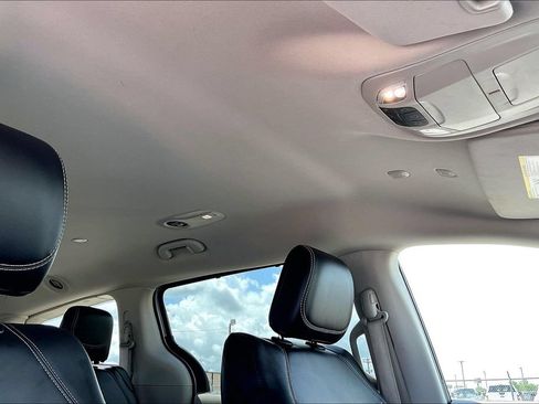Certified 2024 Chrysler Pacifica Touring-L FWD image 28