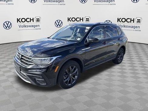 Used 2023 Volkswagen Tiguan SE w/ Panoramic Sunroof Package image 3